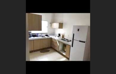 Imagem: A casa possui 2 Dormitórios, 2 Banheiros e 2 Vagas na garagem