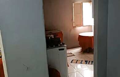 Imagem: A casa possui 2 Dormitórios, 1 Banheiro, 2 Vagas na garagem