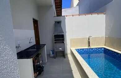 Imagem: A casa possui 3 Dormitórios, 1 Banheiro, 1 Vaga na garagem