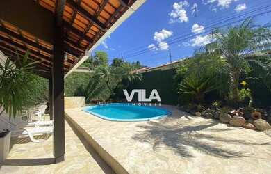 Imagem: A casa possui 4 Dormitórios, 2 Banheiros, 3 Vagas na garagem