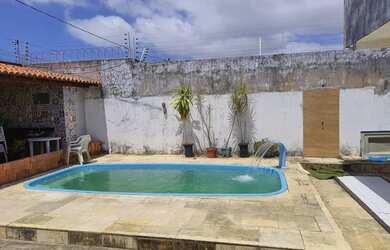 Imagem: A casa possui 3 Dormitórios, 3 Banheiros, 4 Vagas na garagem