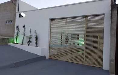 Imagem: A casa possui 2 Dormitórios, 1 Banheiro, 2 Vagas na garagem