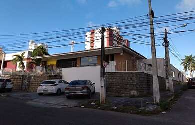 Imagem: A casa possui 2 Dormitórios, 5 Banheiros, 2 Vagas na garagem