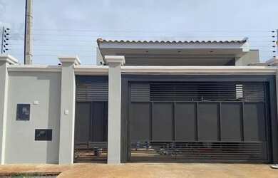 Imagem: A casa possui 3 Dormitórios, 3 Banheiros, 2 Vagas na garagem