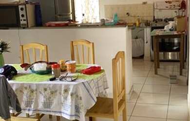 Imagem: A casa possui 3 Dormitórios, 1 Vaga na garagem e está localizado