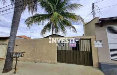 Imagem: A casa possui 3 Dormitórios, 2 Banheiros, 3 Vagas na garagem