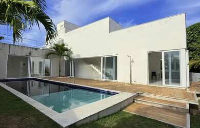 Imagem: A casa em condomínio possui 4 Dormitórios, 1 Banheiro, 2 Vagas