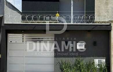 Imagem: A casa possui 2 Dormitórios, 1 Banheiro, 2 Vagas na garagem