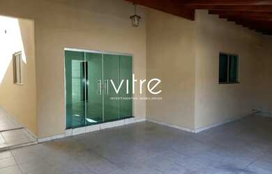 Imagem: A casa possui 3 Dormitórios, 2 Banheiros, 2 Vagas na garagem