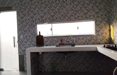 Imagem: A casa possui 2 Dormitórios, Acomodam 10 pessoas, 3 Vagas na