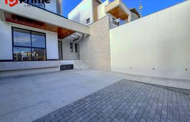 Imagem: A casa possui 3 Dormitórios, 1 Banheiro, 2 Vagas na garagem