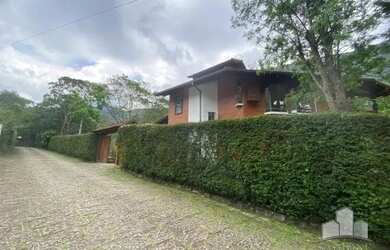 Imagem: A casa possui 3 Dormitórios, 3 Banheiros, 2 Vagas na garagem