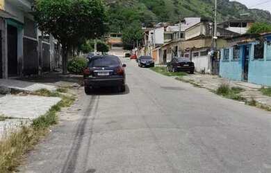 Imagem: A casa possui 2 Dormitórios, 1 Banheiro, 2 Vagas na garagem