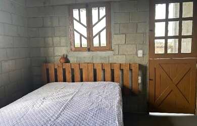 Imagem: A casa possui 1 Dormitório, Acomodam 4 pessoas, 1 Vaga na garagem