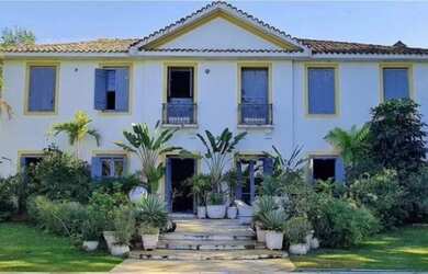 Imagem: A casa possui 5 Dormitórios, 5 Banheiros e 500m² de Área