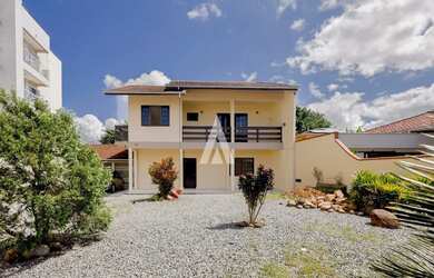 Imagem: A casa possui 3 Dormitórios, 3 Banheiros, 2 Vagas na garagem