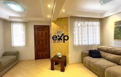 Imagem: A casa possui 3 Dormitórios, 2 Banheiros, 2 Vagas na garagem