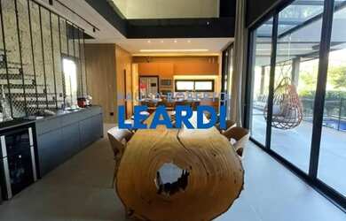 Imagem: A casa em condomínio possui 5 Dormitórios, 5 Banheiros, 3