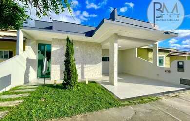 Imagem: A casa possui 3 Dormitórios, 2 Banheiros, 2 Vagas na garagem