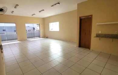 Imagem: O depósito possui 4 Vagas na garagem, 128m² de Área e está