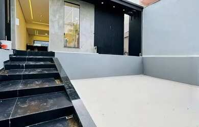 Imagem: A casa possui 3 Dormitórios, 2 Banheiros, 2 Vagas na garagem