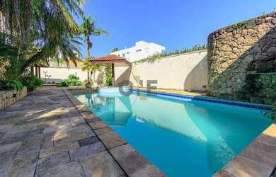 Imagem: A casa em condomínio possui 5 Dormitórios, 5 Banheiros, 5