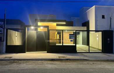 Imagem: A casa possui 3 Dormitórios, 2 Banheiros, 4 Vagas na garagem