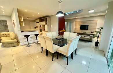 Imagem: A casa possui 4 Dormitórios, 4 Banheiros, 5 Vagas na garagem