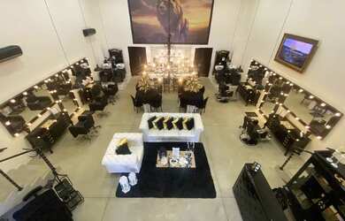 Imagem: O depósito possui 4 Vagas na garagem, 300m² de Área e está