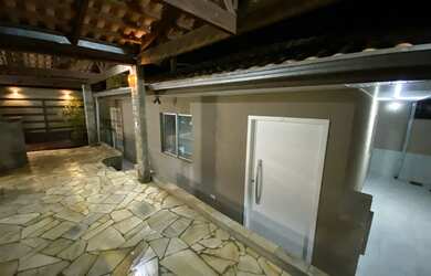 Imagem: A casa possui 2 Dormitórios, 1 Banheiro, 1 Vaga na garagem