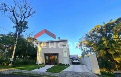 Imagem: A casa possui 4 Dormitórios, 5 Banheiros, 3 Vagas na garagem