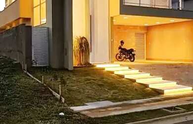 Imagem: A casa possui 3 Dormitórios, 4 Banheiros, 4 Vagas na garagem