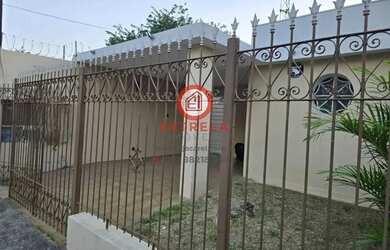 Imagem: A casa possui 3 Dormitórios, 1 Banheiro, 1 Vaga na garagem