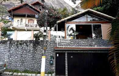 Imagem: A casa possui 2 Dormitórios, 2 Banheiros, 2 Vagas na garagem