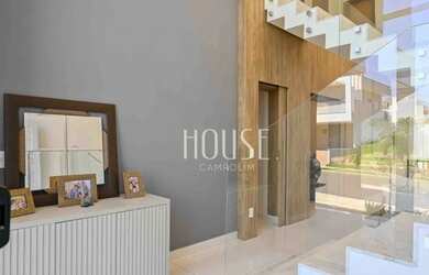 Imagem: A casa em condomínio possui 4 Dormitórios, 4 Banheiros, 4