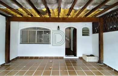 Imagem: A casa possui 3 Dormitórios, 4 Banheiros, 2 Vagas na garagem