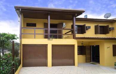 Imagem: A casa possui 3 Dormitórios, 2 Banheiros, 2 Vagas na garagem