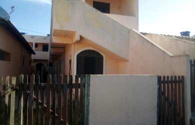 Imagem: A casa possui 4 Dormitórios, 1 Banheiro, 2 Vagas na garagem