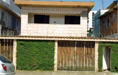 Imagem: A casa possui 3 Dormitórios, 3 Banheiros, 4 Vagas na garagem