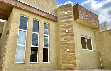 Imagem: A casa possui 3 Dormitórios, 1 Banheiro, 2 Vagas na garagem