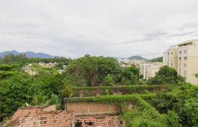 Imagem 7: Lindo 2 qts , varanda e repleto de armários, td espaçoso . Vista indevassada...