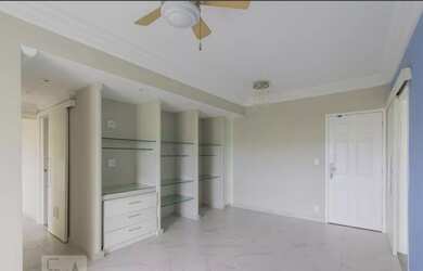 Imagem 4: Lindo 2 qts , varanda e repleto de armários, td espaçoso . Vista indevassada...