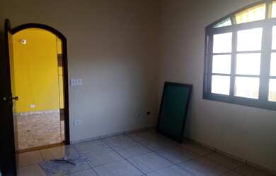 Imagem: A casa possui 2 Dormitórios, 1 Banheiro, 2 Vagas na garagem