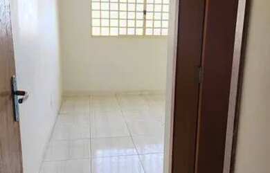 Imagem: A casa possui 2 Dormitórios, 2 Banheiros, 1 Vaga na garagem