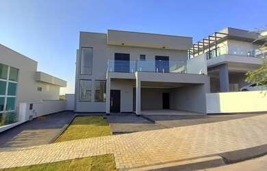 Imagem: A casa em condomínio possui 3 Dormitórios, 4 Banheiros, 2