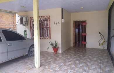 Imagem: A casa possui 2 Dormitórios, 1 Banheiro, 2 Vagas na garagem