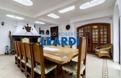 Imagem: A casa possui 2 Dormitórios, 3 Banheiros, 3 Vagas na garagem