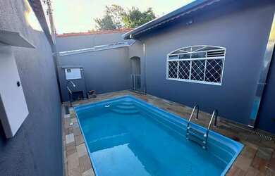 Imagem: A casa possui 3 Dormitórios, 3 Banheiros, 2 Vagas na garagem