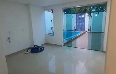 Imagem: A casa possui 3 Dormitórios, 2 Banheiros, 1 Vaga na garagem