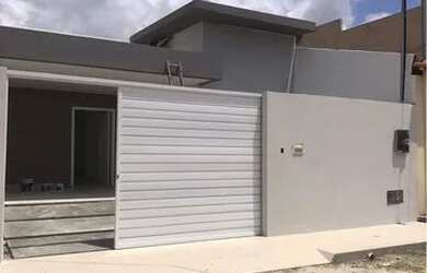 Imagem: A casa possui 3 Dormitórios, 2 Banheiros, 2 Vagas na garagem